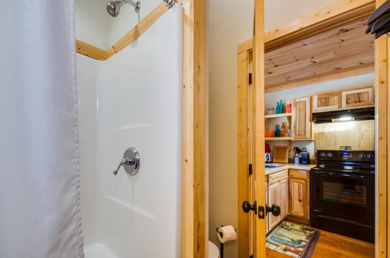 Superb Bryson City Studio Cabin With Hot Tub And Patio! Экстерьер фото